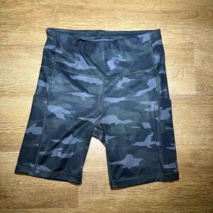 Athleta Ultimate Stash Pocket 7" Short‎ in Camo Size Small Biker Shorts